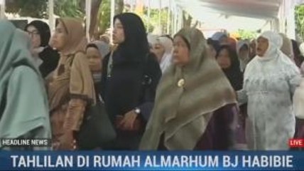 Warga Ikuti Tahlilan di Kediaman Habibie