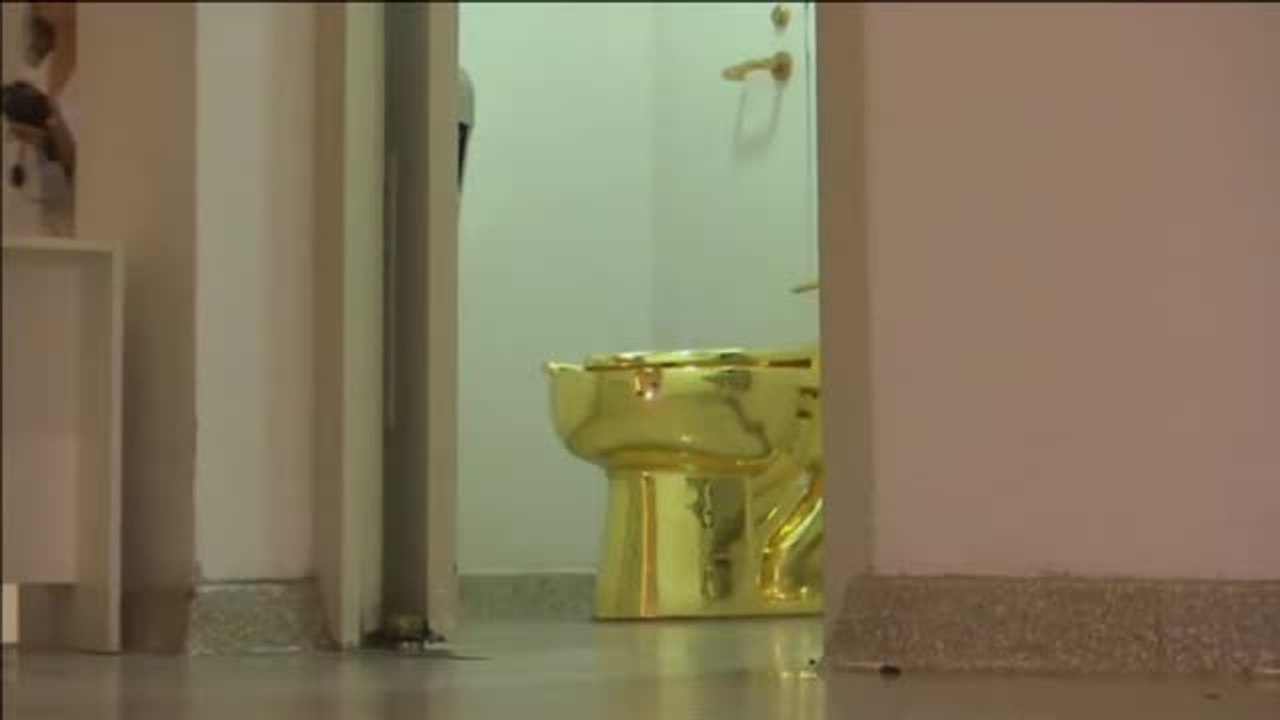 La policía británica busca un retrete de oro valorado en más de un millón cien mil euros