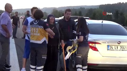 Otoyolda 4 aracın karıştığı trafik kazasında 2 kişi yaralandı