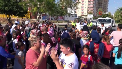 Çocukları için yolu trafiğe kapattılar