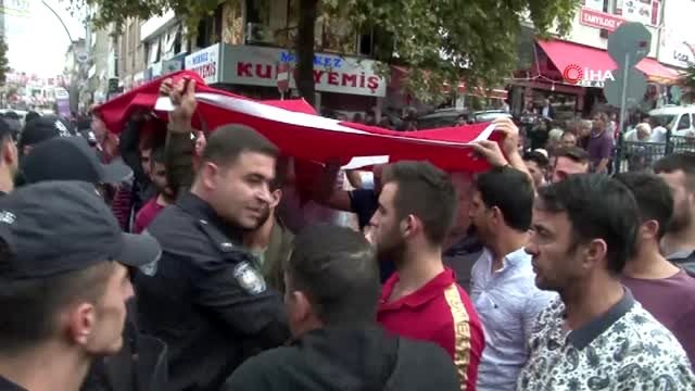 Belediye önünde eylem yapan pazarcılara polis müdahale etti