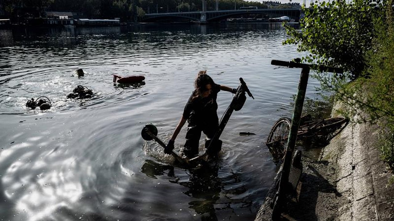 Schrott in der Rhône: Freiwillige fischen 109 E-Roller aus dem Wasser