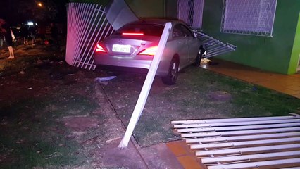 Mercedes-Benz invade pátio de residência após se envolver em acidente no Centro