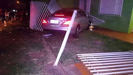 Mercedes-Benz invade pátio de residência após se envolver em acidente no Centro