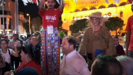 Tiyatro festivalinde karnaval gibi yürüyüş