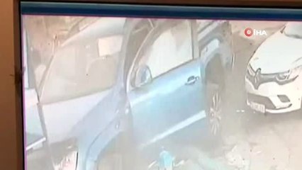 Direksiyon hakimiyetini kaybeden araç restorana böyle daldı