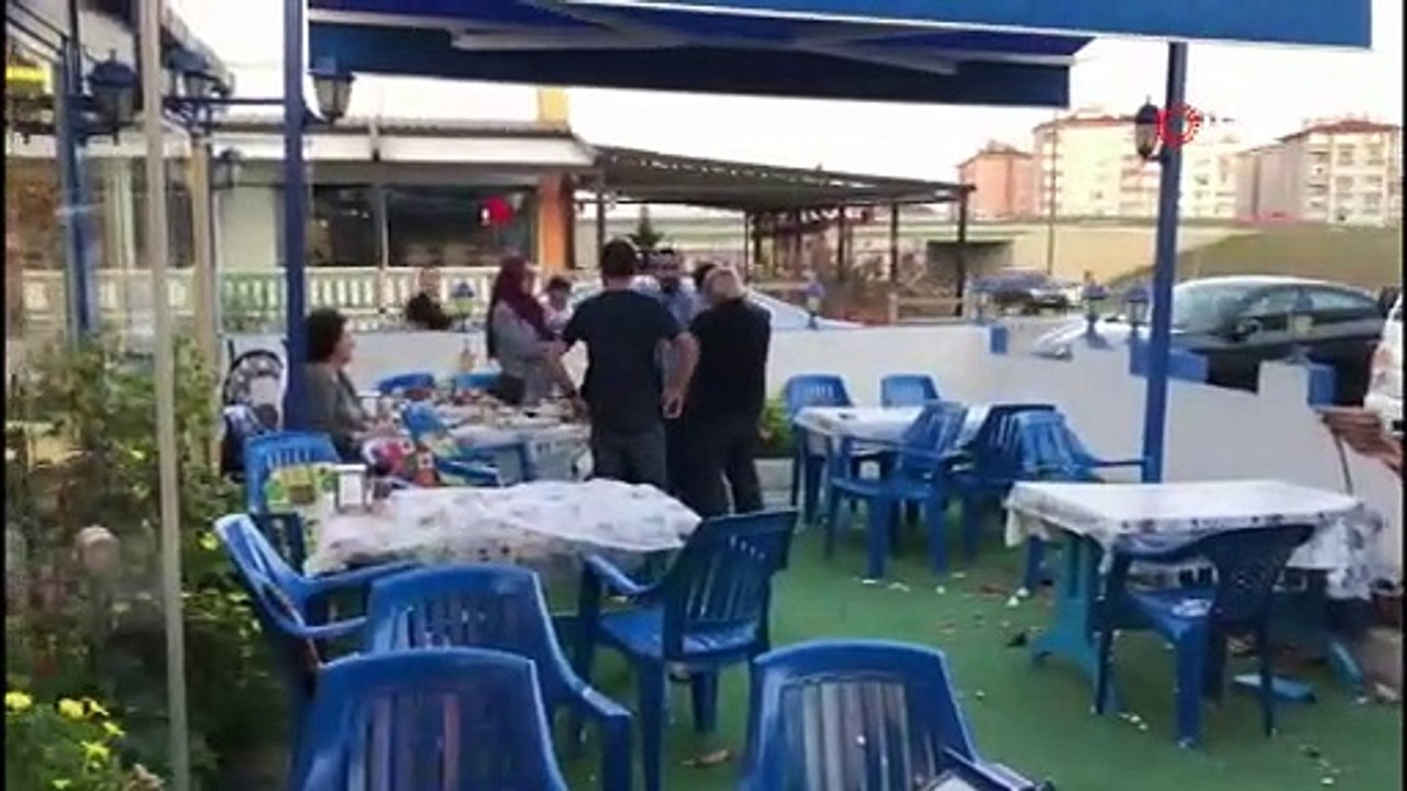 Sürücü direksiyonu kırınca araç restorana daldı