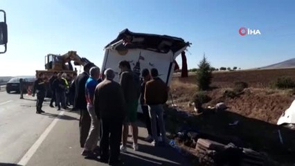 Afyonkarahisar'da yolcu otobüsü devrildi: 1 ölü, 40 yaralı