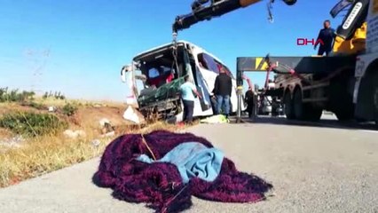 Afyonkarahisar'da yolcu otobüsü devrildi, ölü ve yaralılar var-2