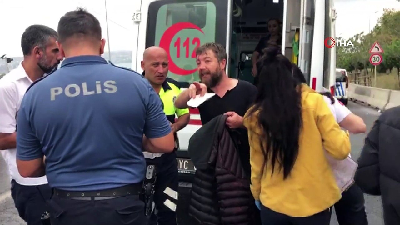 Büyükçekmece D-100 karayolunda yağmur nedeniyle kayganlaşan yolda sürücüsünün direksiyon hakimiyetini kaybettiği otomobil, önce bir özel halk otobüsüne ardından bariyerlere çarparak durabildi. Kazada otomobildeki 3 kişi yaralanırken D-100