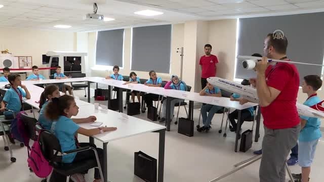 THY çocuklara simülatörle uçuş deneyimi yaşatıyor