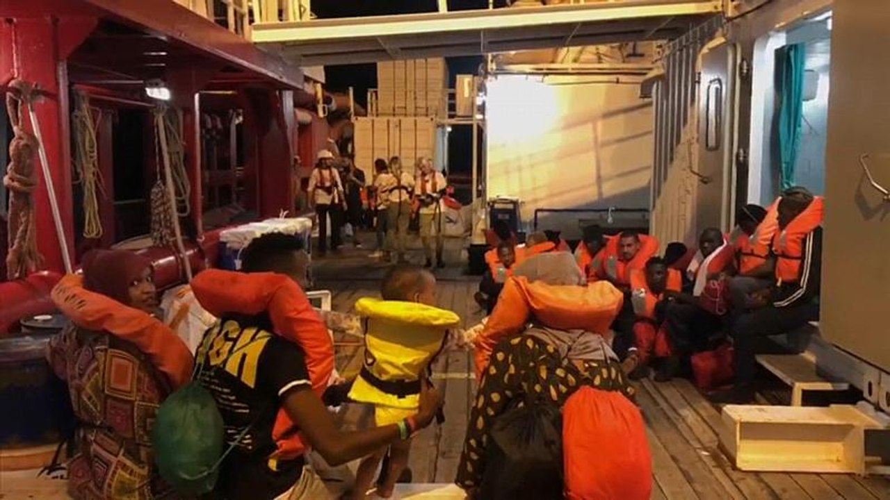 'Ocean Viking': Migranten gehen in Lampedusa an Land