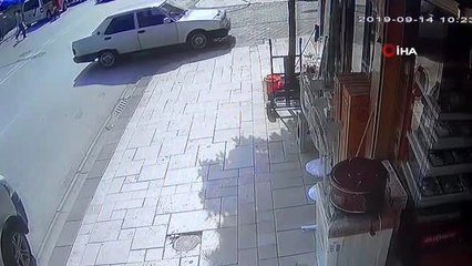 Park halinde araç frenleri boşalınca kendi kendine hareket edip caddeye çıktı