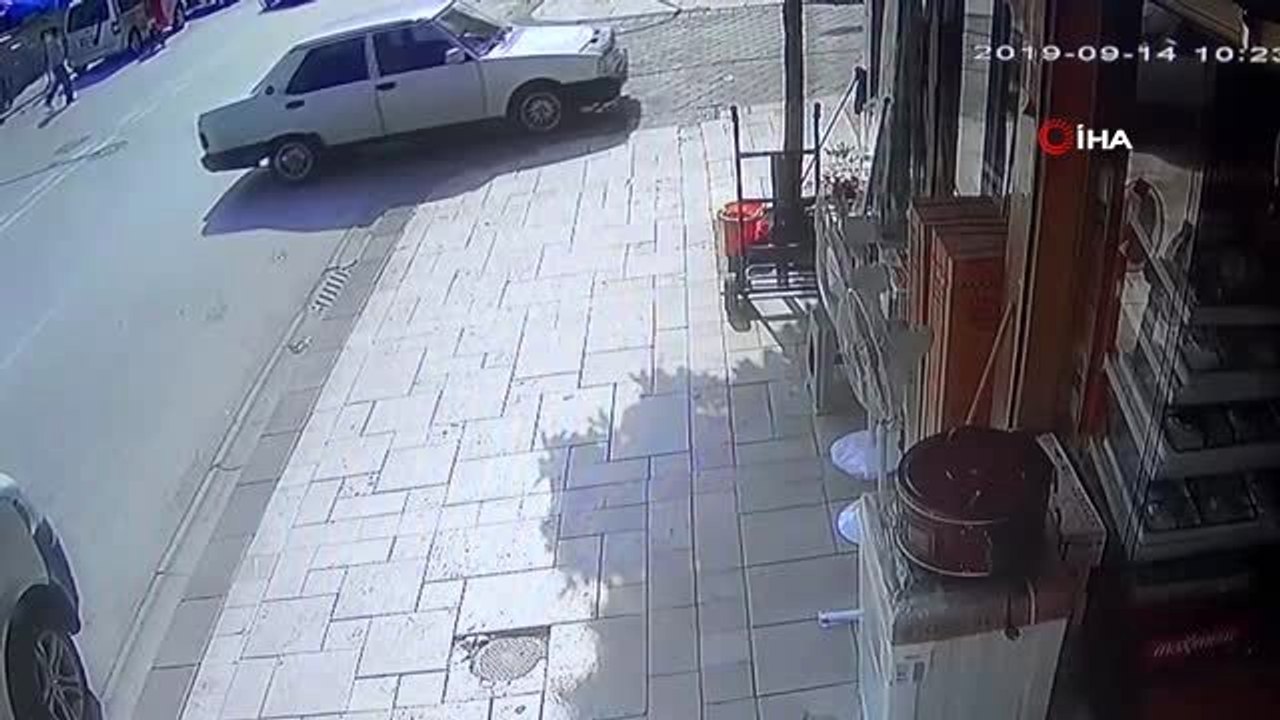 Park halinde araç frenleri boşalınca kendi kendine hareket edip caddeye çıktı