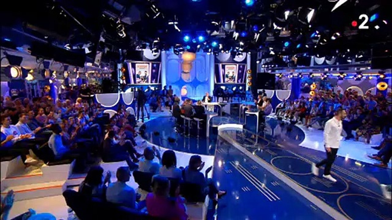 A 1h26 du matin, dans "On n'est pas couché", Laurent Ruquier a lu le droit de réponse du frère de Yann Moix à la demande de son avocat