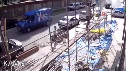 Rize'de inşaat işçilerinin çalıştığı iskelenin çöktüğü anlar kamerada