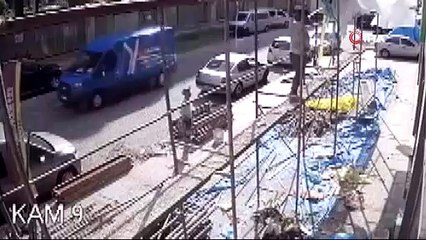Rize'de inşaat iskelesi çöktü: 2 yaralı