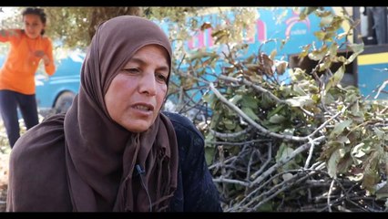 مغارة داخل الصخر وحافلة صدئة ملجأ لعائلات نازحة في شمال غرب سوريا