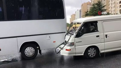 Kontrolden çıkan minibüs, park halindeki servis aracına çarptı: 1 yaralı