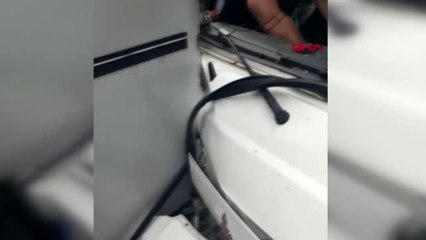 Esenyurt'ta kaza yapan araçta sıkışan kadını itfaiye kurtardı