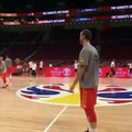 Basket-Ball - Víctor Claver se marca una canasta imposible en el entrenamiento de la selección española de baloncesto