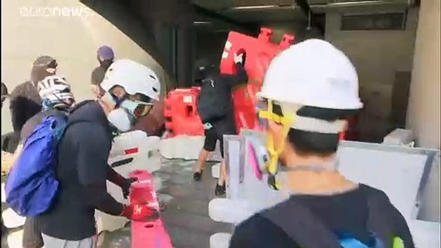 Hong Kong, proteste, scontri e un sit-in al Consolato britannico: Salvateci