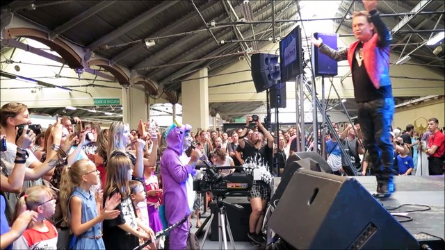 Valence: Bernard Minet chante Bioman sur scène à Mangalaxy