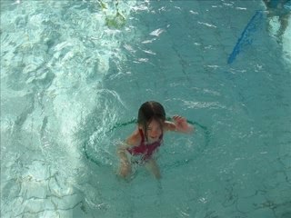 Clara a la piscine