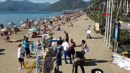 Dünya temizlik günü'nde turistler çöp topladı