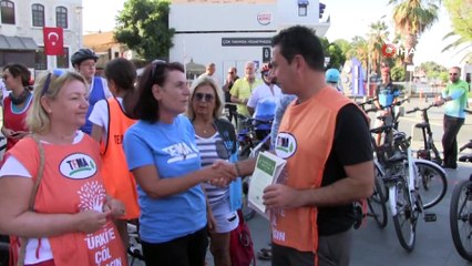 Bodrum Belediye Başkanı bisiklete binerek tarihi yerlerde çöp topladı