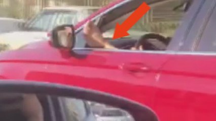 Görenlere pes dedirtti... Tek ayağı dışarıda otomobil kullandı!