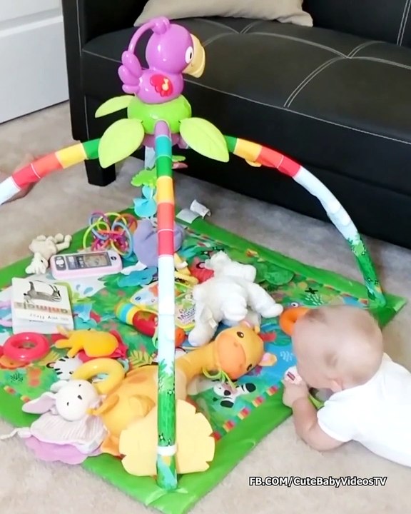 Funny Twins Babies Playing Together - Funny Awesome Videos