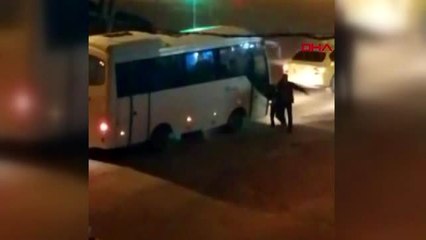 Taksinin aynasını kıran kadını sokak ortasında dövdü