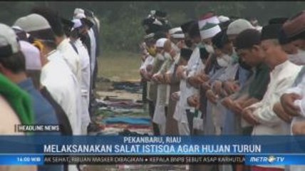 Ratusan Warga Pekanbaru Laksanakan Salat Istisqa di Tengah Kabut Asap