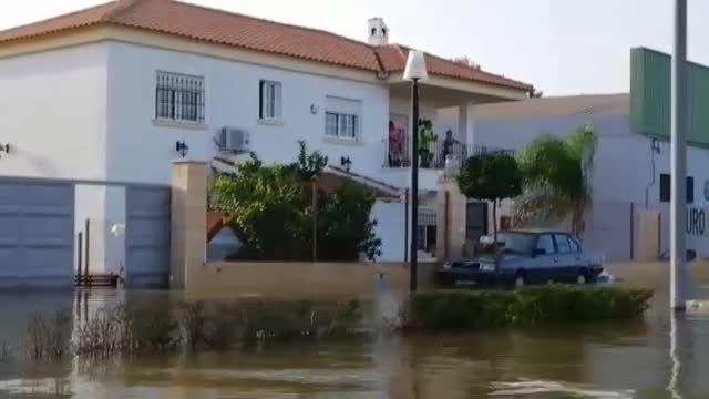 Patrullas de voluntarios reparten comida en kayak a los vecinos atrapados en Dolores (Alicante)