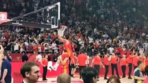Llull corta la red de una de las canastas de la final del Mundial de Baloncesto 2019