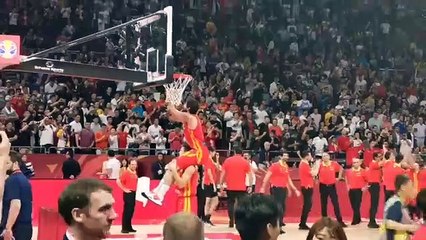 Llull corta la red de una de las canastas de la final del Mundial de Baloncesto 2019