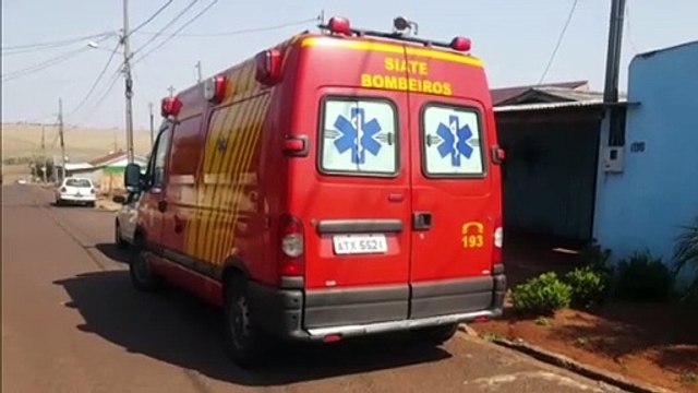 Socorristas e médico do Siate socorrem homem ferido no Jardim Veneza