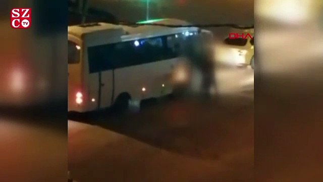 Taksinin aynasını kıran kadını sokak ortasında dövdü