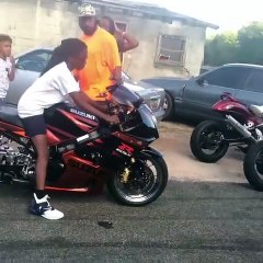 Un enfant de 12 ans fait un énorme burn en moto