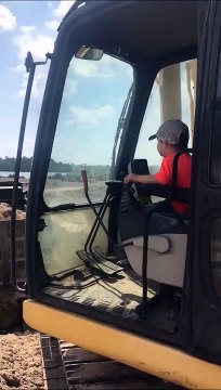 Cet enfant de 5 ans conduit une pelleteuse... Rêve de gamin