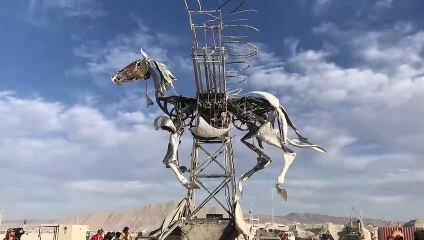 Cette sculpture de cheval en mouvement filmée au Burning man est magnifique