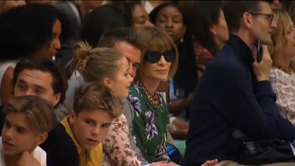 Victoria Beckham triunfa sobre la pasarela londinense arropada por su familia