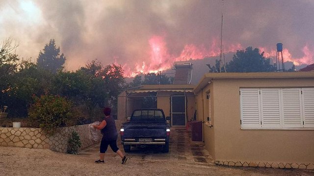 Δύσκολη νύχτα για την Ζάκυνθο λόγω της μεγάλης φωτιάς
