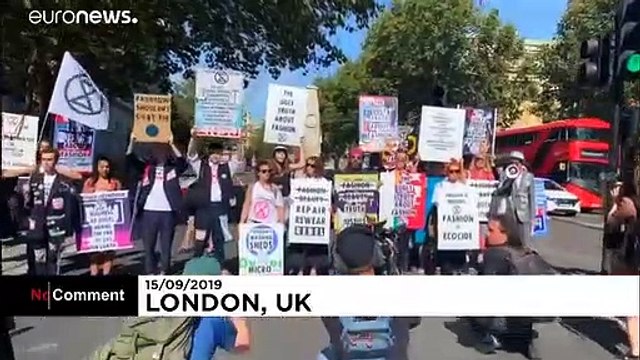 لندن؛ تجمع طرفداران محیط زیست مقابل نمایشگاه مد ویکتوریا