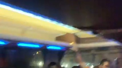 La fiesta de la selección española de baloncesto dentro del autobús