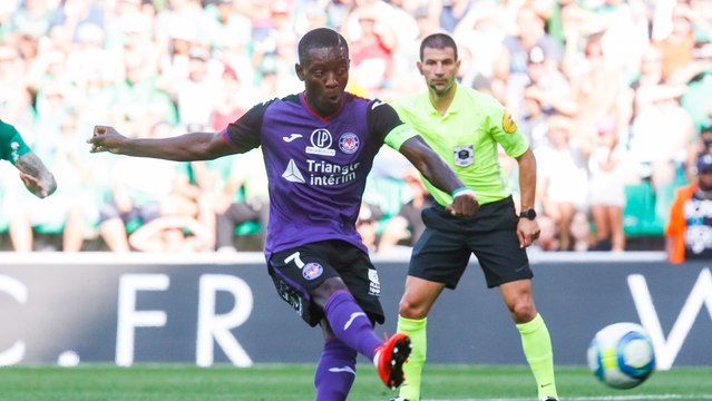 Le penalty transformé par Max-Alain Gradel face à Saint-Etienne