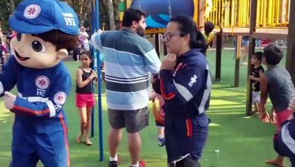 'Samuzinho' faz visita surpresa e anima crianças no parquinho do zoológico