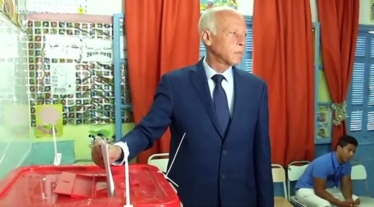 Тунис: во второй тур выборов вышли юрист и медиамагнат