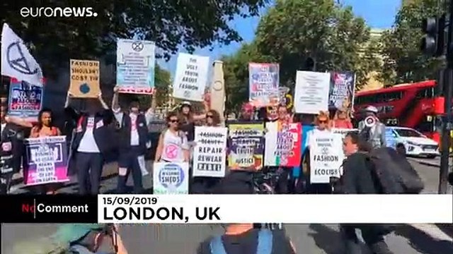 نشطاء لأجل البيئة يتظاهرون في لندن احتجاجا على أسبوع الموضة